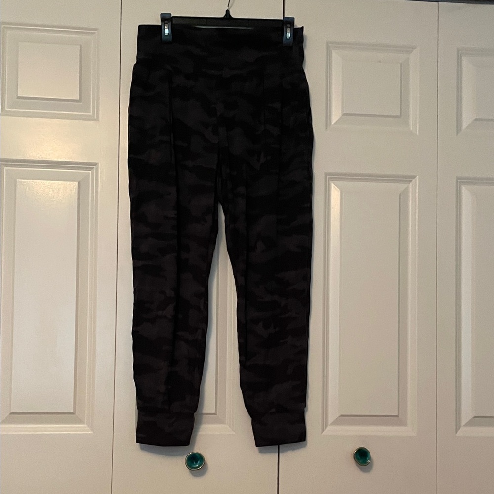 Athleta Women’s Black Camouflage Pants